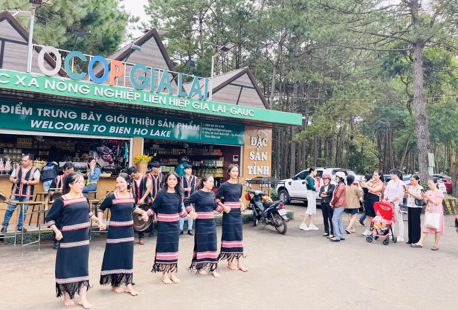 Du khách thập phương hào hứng hòa mình vào không gian văn hóa truyền thống của người bản địa. Ảnh: Trần Dung Du khách thập phương hào hứng hòa mình vào không gian văn hóa truyền thống của người bản địa. Ảnh: Trần Dung