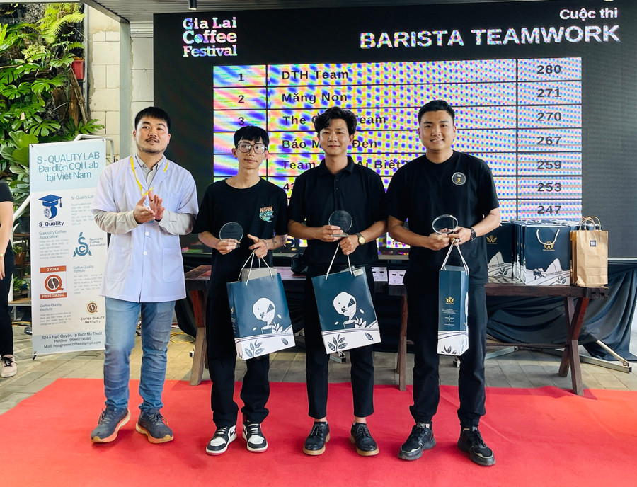 Ban tổ chức trao giải nhất phần thi Barista Teamwork cho 3 thí sinh có phần thi pha chế xuất sắc. Ảnh: Trần Dung Ban tổ chức trao giải nhất phần thi Barista Teamwork cho 3 thí sinh có phần thi pha chế xuất sắc. Ảnh: Trần Dung