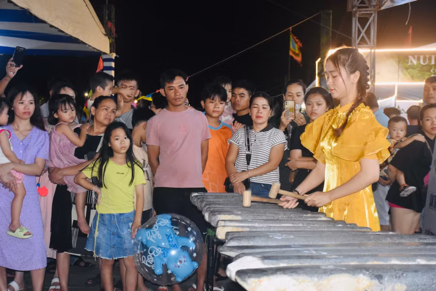 Tiếng đàn đá réo rắt, trong trẻo của nghệ nhân đàn đá Núi Nhạn-Phú Yên khiến ngày hội thêm đa sắc. Ảnh: Trần Dung