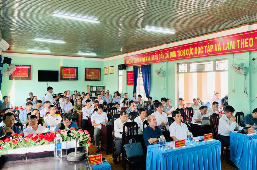 Quang cảnh tiếp xúc cử tri tại UBND xã Dun, huyện Chư Sê. Ảnh: Trần Dung Quang cảnh tiếp xúc cử tri tại UBND xã Dun, huyện Chư Sê. Ảnh: Trần Dung