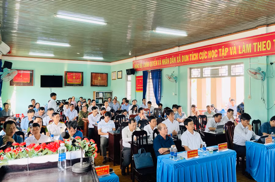 Quang cảnh tiếp xúc cử tri tại UBND xã Dun, huyện Chư Sê. Ảnh: Trần Dung