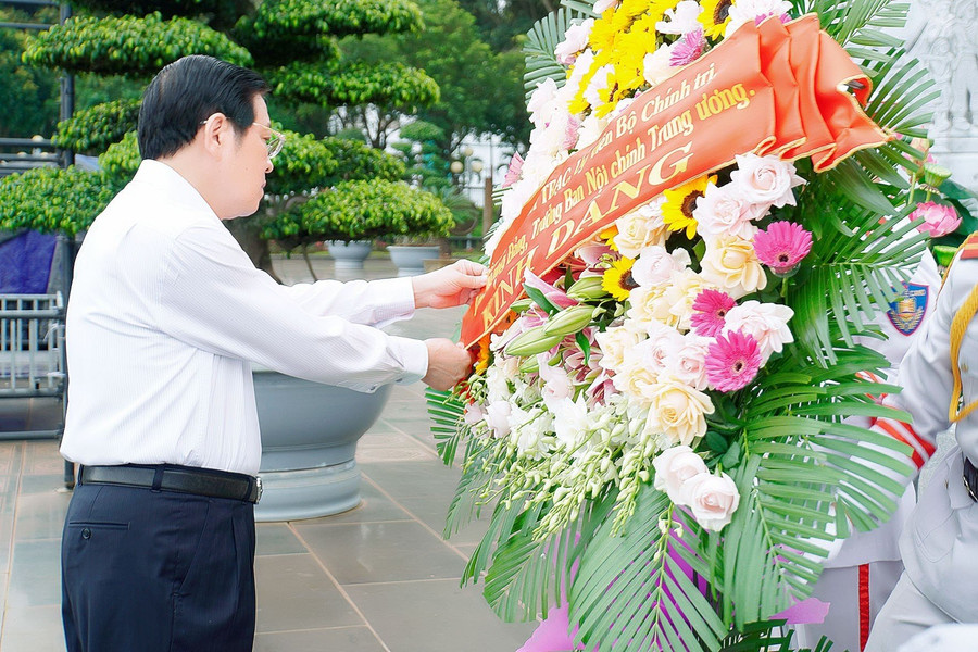 Đồng chí Phan Đình Trạc-Ủy viên Bộ Chính trị, Bí thư Trung ương Đảng, Trưởng Ban Nội chính Trung ương cùng Đoàn công tác đến dâng hoa, dâng hương trước Tượng đài Bác Hồ với các dân tộc Tây Nguyên (Quảng trường Đại Đoàn Kết, TP. Pleiku). Ảnh: Đức Thụy