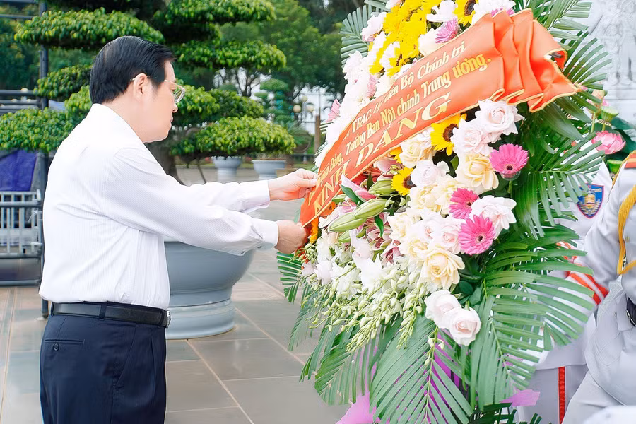 Đồng chí Phan Đình Trạc-Ủy viên Bộ Chính trị, Bí thư Trung ương Đảng, Trưởng Ban Nội chính Trung ương cùng Đoàn công tác đến dâng hoa, dâng hương trước Tượng đài Bác Hồ với các dân tộc Tây Nguyên (Quảng trường Đại Đoàn Kết, TP. Pleiku). Ảnh: Đức Thụy