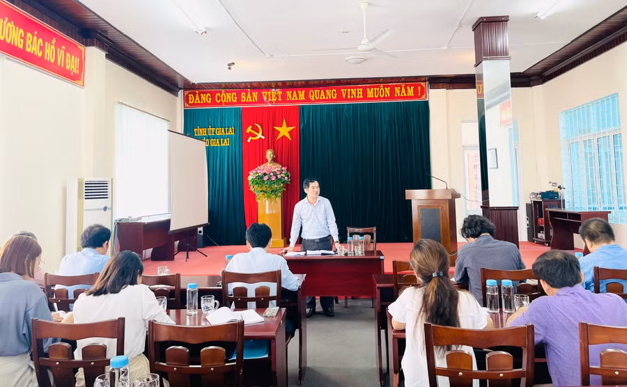 Quang cảnh buổi sinh hoạt tháng 3 của Chi bộ 3, Đảng bộ Báo Gia Lai. Ảnh: Trần Dung