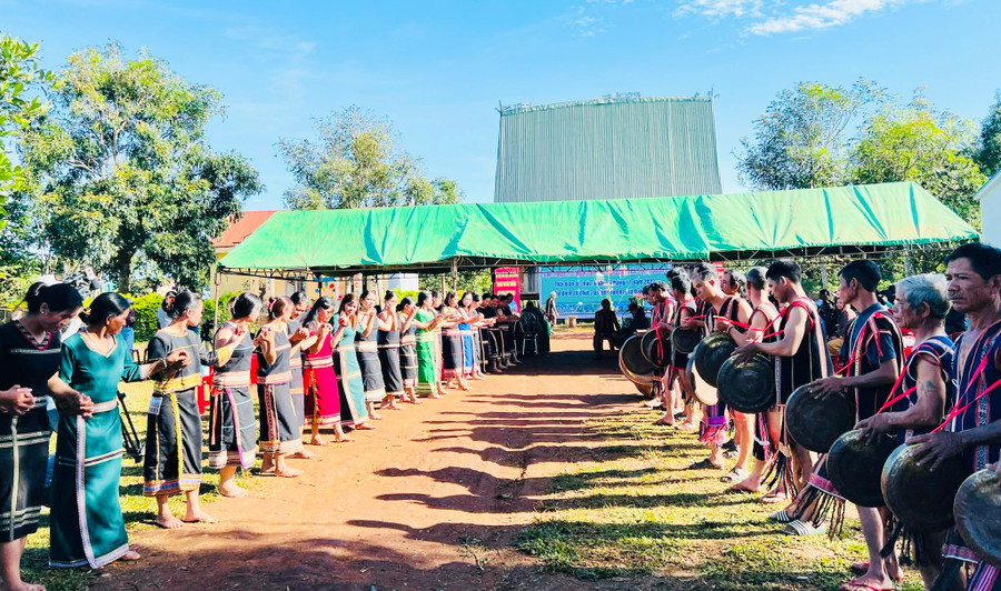 Đội cồng chiêng làng Tul Đoa (xã Đak Sơ Mei, huyện Đak Đoa). Ảnh: Mai Ka Đội cồng chiêng làng Tul Đoa (xã Đak Sơ Mei, huyện Đak Đoa). Ảnh: Mai Ka