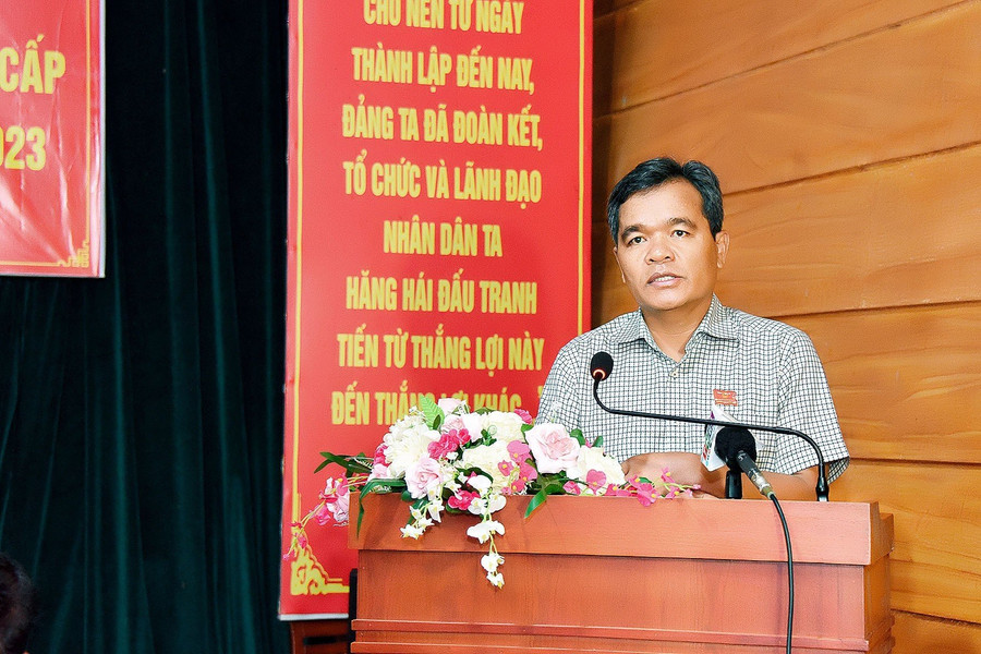 Bí thư Tỉnh ủy, Chủ tịch HĐND tỉnh Hồ Văn Niên phát biểu tại buổi tiếp xúc cử tri. Ảnh: Đức Thụy Bí thư Tỉnh ủy, Chủ tịch HĐND tỉnh Hồ Văn Niên phát biểu tại buổi tiếp xúc cử tri. Ảnh: Đức Thụy