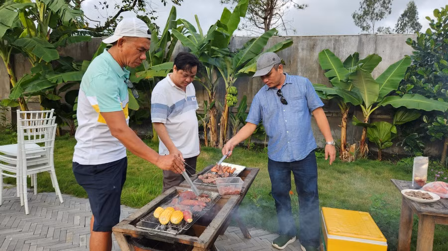 Anh Nguyễn Thái Hoàng (bìa trái, du khách đến từ TP. Hồ Chí Minh) sum vầy cùng bạn bè trong ngày Tết Độc lập tại homestay Tiên Sơn Pleiku. Ảnh: Ngọc Sang Anh Nguyễn Thái Hoàng (bìa trái, du khách đến từ TP. Hồ Chí Minh) sum vầy cùng bạn bè trong ngày Tết Độc lập tại homestay Tiên Sơn Pleiku. Ảnh: Ngọc Sang