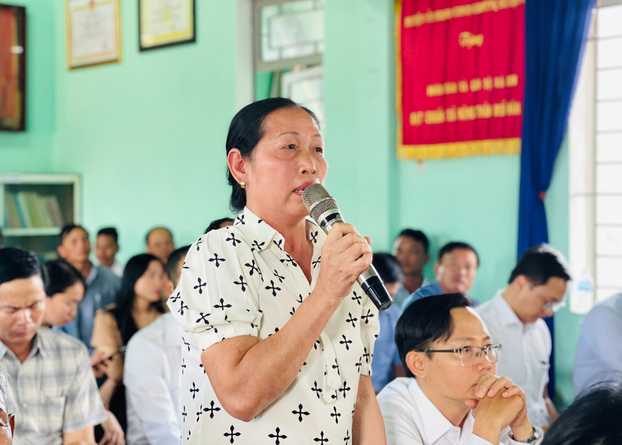 Cử tri Nguyễn Thị Gái (làng Quang Mép, xã Dun, huyện Chư Sê) nêu kiến nghị về tình hình mất an toàn giao thông. Ảnh: Trần Dung Cử tri Nguyễn Thị Gái (làng Quang Mép, xã Dun, huyện Chư Sê) nêu kiến nghị về tình hình mất an toàn giao thông. Ảnh: Trần Dung