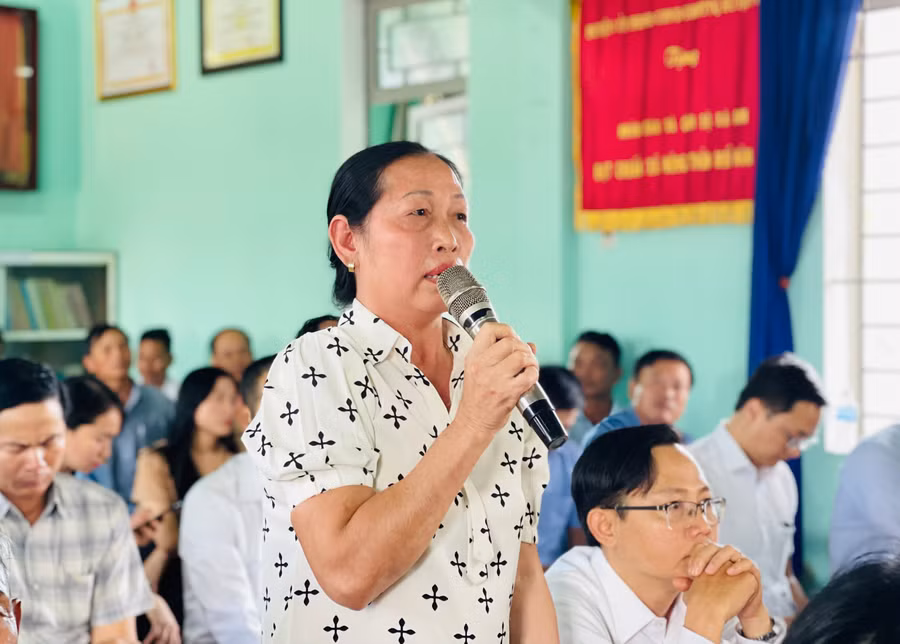 Cử tri Nguyễn Thị Gái (làng Quang Mép, xã Dun, huyện Chư Sê) nêu kiến nghị về tình hình mất an toàn giao thông. Ảnh: Trần Dung