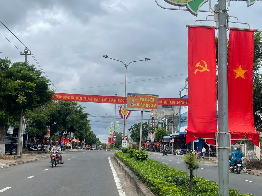 Khắp các con đường tại thị xã Ayun Pa đều rực rỡ cờ hoa trong ngày Tết Độc lập. Ảnh: Vũ Chi