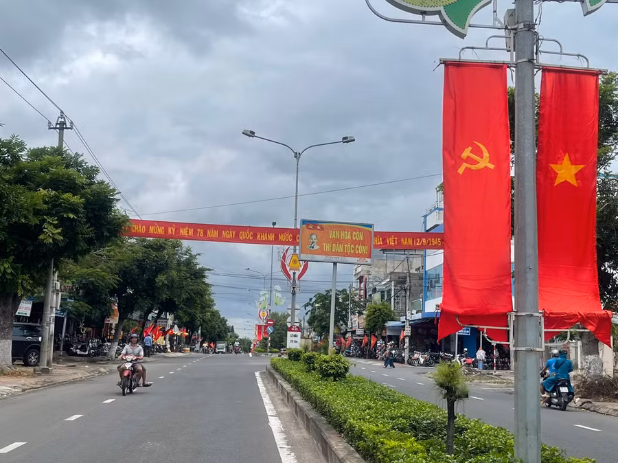 Khắp các con đường tại thị xã Ayun Pa đều rực rỡ cờ hoa trong ngày Tết Độc lập. Ảnh: Vũ Chi Khắp các con đường tại thị xã Ayun Pa đều rực rỡ cờ hoa trong ngày Tết Độc lập. Ảnh: Vũ Chi