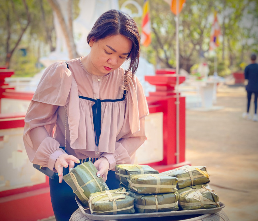 Người dân chuẩn bị lễ vật dâng lên Vua Hùng. Ảnh: Trần Dung Người dân chuẩn bị lễ vật dâng lên Vua Hùng. Ảnh: Trần Dung