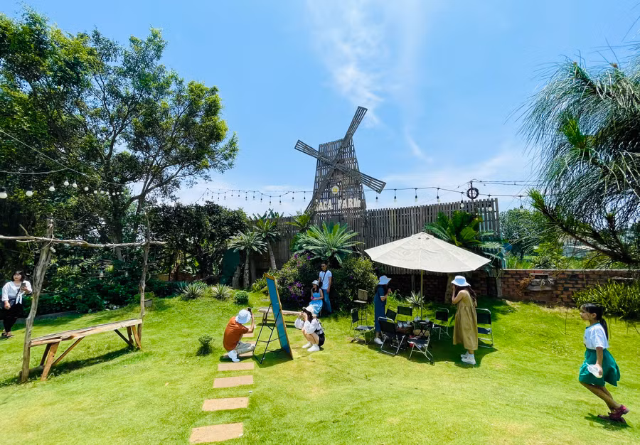 RaCa Farm (443 Lê Duẩn, TP. Pleiku) được xây dựng thành mô hình nông trại với hệ thống cây xanh, hồ nước và các loài động vật đã thu hút trên 1.000 lượt khách mỗi ngày. Ảnh: Mai Ka