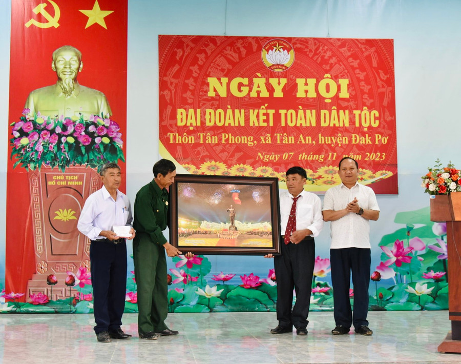 Phó Bí thư Tỉnh ủy Rah Lan Chung tặng quà cho thôn Tân Phong. Ảnh: Đức Thụy