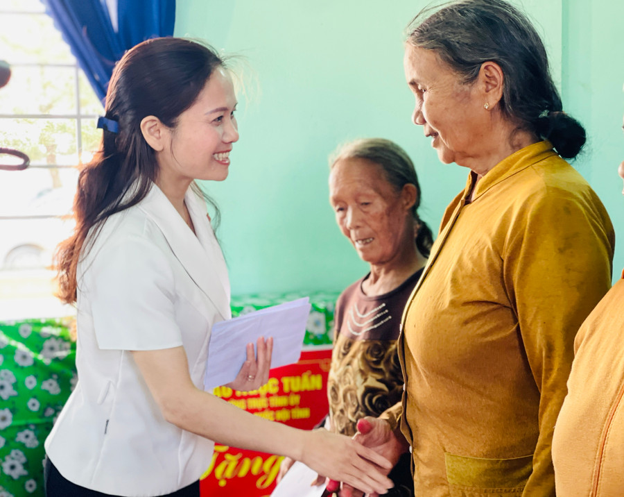 Bà Siu Hương-Tỉnh ủy viên, Phó Trưởng đoàn chuyên trách Đoàn đại biểu Quốc hội tỉnh thăm hỏi, tặng quà gia đình chính sách, người có công huyện Chư Sê. Ảnh: Trần Dung Bà Siu Hương-Tỉnh ủy viên, Phó Trưởng đoàn chuyên trách Đoàn đại biểu Quốc hội tỉnh thăm hỏi, tặng quà gia đình chính sách, người có công huyện Chư Sê. Ảnh: Trần Dung