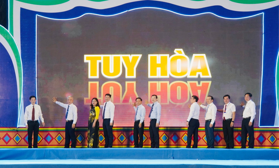 Các đại biểu danh dự thực hiện nghi thức khai mạc Ngày hội quảng bá, kết nối du lịch các thành phố Tây Nguyên với TP. Tuy Hòa năm 2023. Ảnh: Đức Thụy Các đại biểu danh dự thực hiện nghi thức khai mạc Ngày hội quảng bá, kết nối du lịch các thành phố Tây Nguyên với TP. Tuy Hòa năm 2023. Ảnh: Đức Thụy