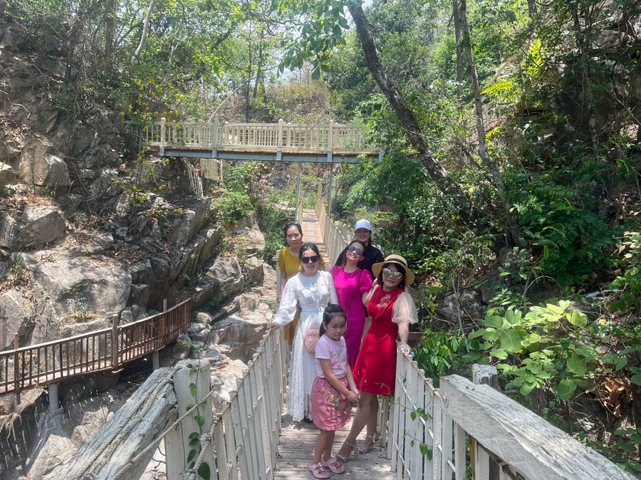 Chị Phùng Thị Hoa (váy trắng, Quận 12, TP. Hồ Chí Minh) cùng bạn bè tham quan, trải nghiệm tại Khu du lịch dã ngoại Suối Đá 2 (thị xã Ayun Pa). Ảnh: Vũ Chi