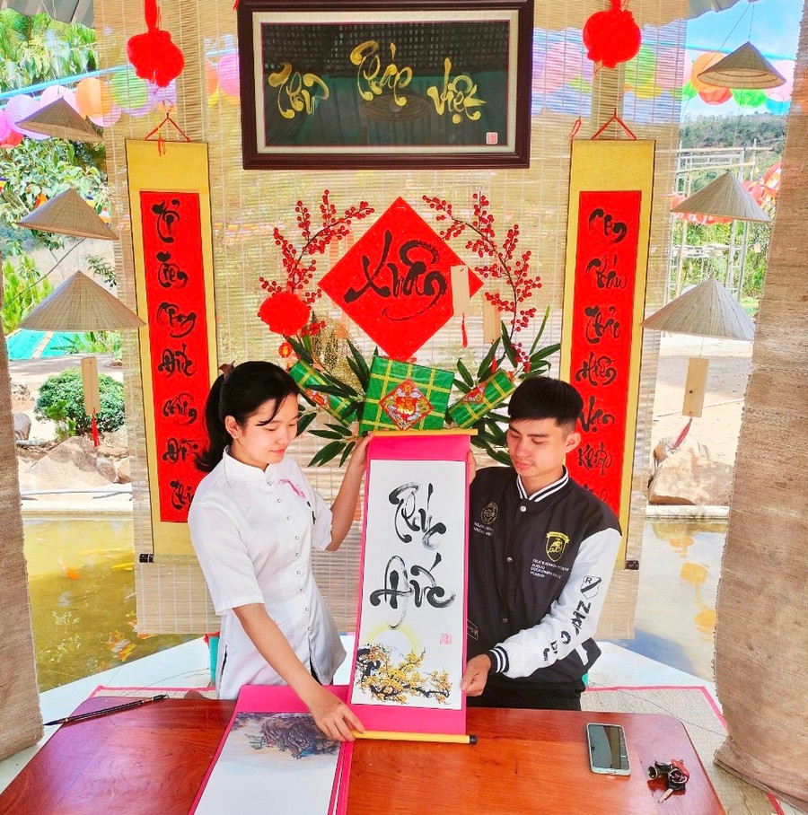 Cô gái Tuệ Trúc (thôn 2, thị trấn Phú Hòa, huyện Chư Păh) vui vẻ "cho chữ" ngày đầu năm. Ảnh: Mai Ka Cô gái Tuệ Trúc (thôn 2, thị trấn Phú Hòa, huyện Chư Păh) vui vẻ "cho chữ" ngày đầu năm. Ảnh: Mai Ka