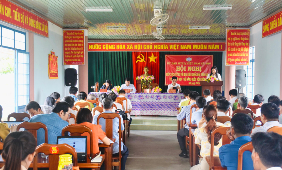 Quang cảnh buổi tiếp xúc cử tri tại xã Sró. Ảnh: Trần Dung Quang cảnh buổi tiếp xúc cử tri tại xã Sró. Ảnh: Trần Dung