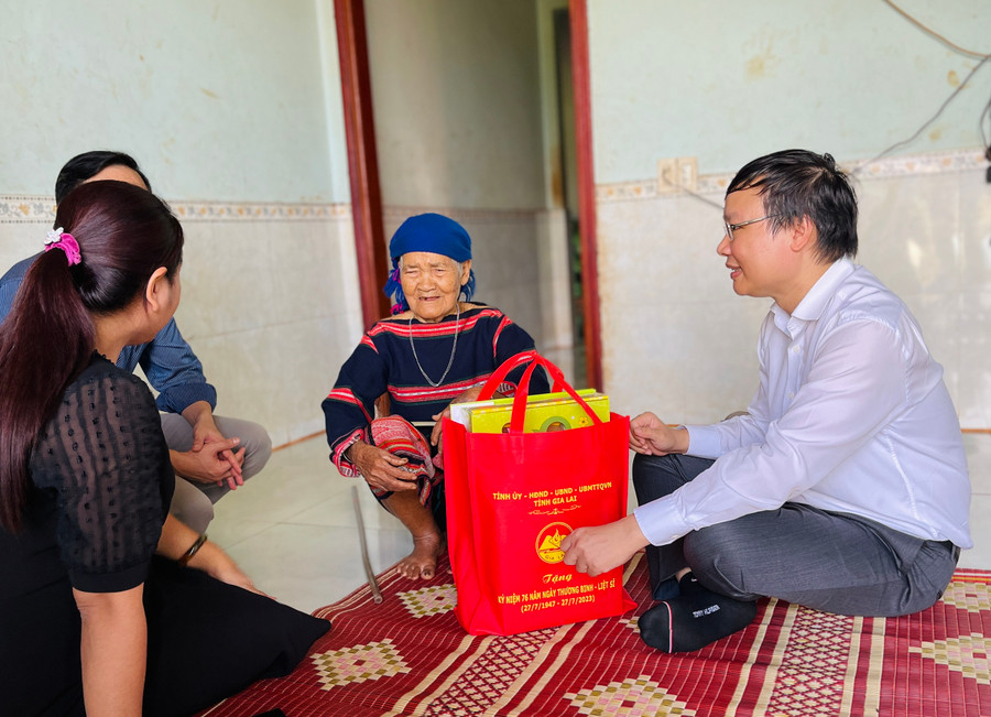 Bà Ang Lem (vợ liệt sĩ, làng Kóp, xã Kon Yang) xúc động trước sự quan tâm của các cấp chính quyền dành cho gia đình người có công. Ảnh: Trần Dung