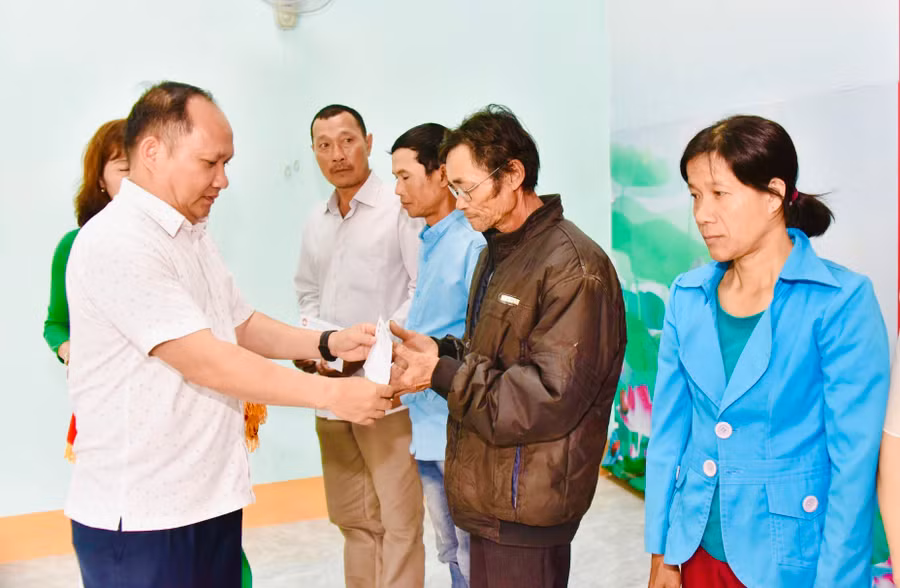 Phó Bí thư Tỉnh ủy Rah Lan Chung tặng quà cho các hộ nghèo thôn Tân Phong. Ảnh: Đức Thụy