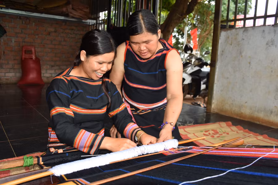 Thành viên CLB dệt thổ cẩm làng Chuet Ngol (xã Chư Á, TP. Pleiku) nổi tiếng lành nghề, góp phần đưa thổ cẩm của làng vươn ra thị trường. Ảnh: Mai Ka