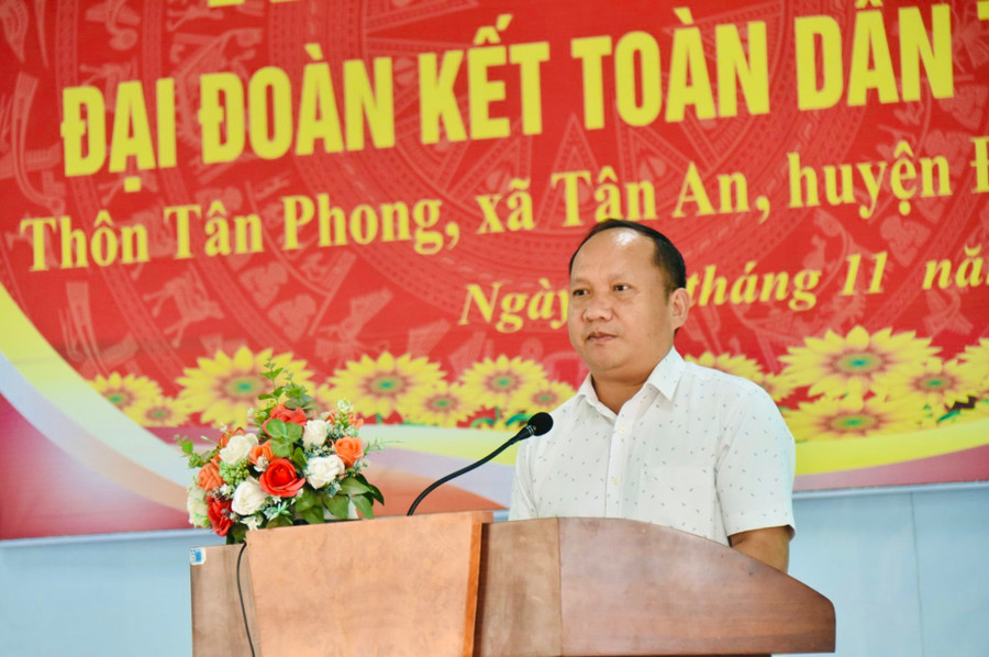 Phó Bí thư Tỉnh ủy Rah Lan Chung phát biểu tại Ngày hội Đại đoàn kết toàn dân tộc ở thôn Tân Phong. Ảnh: Đức Thụy