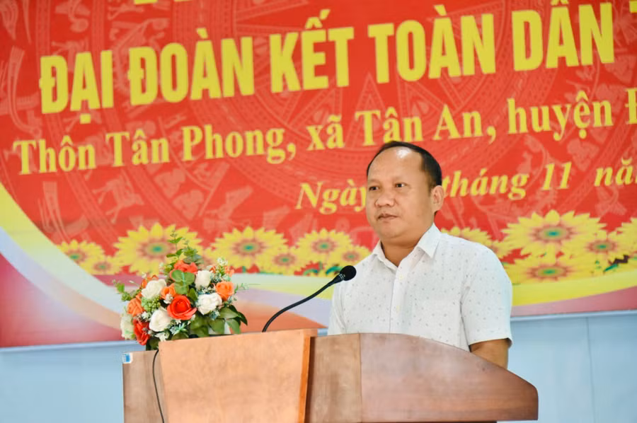 Phó Bí thư Tỉnh ủy Rah Lan Chung phát biểu tại Ngày hội Đại đoàn kết toàn dân tộc ở thôn Tân Phong. Ảnh: Đức Thụy