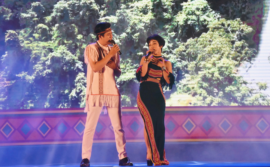 Song ca &quot;Yàng cho anh thương nhớ em rồi&quot; do ca sĩ Minh Hùng-Bích Mận (Nhà hát Ca múa nhạc tổng hợp Đam San) thể hiện. Ảnh: Trần Dung