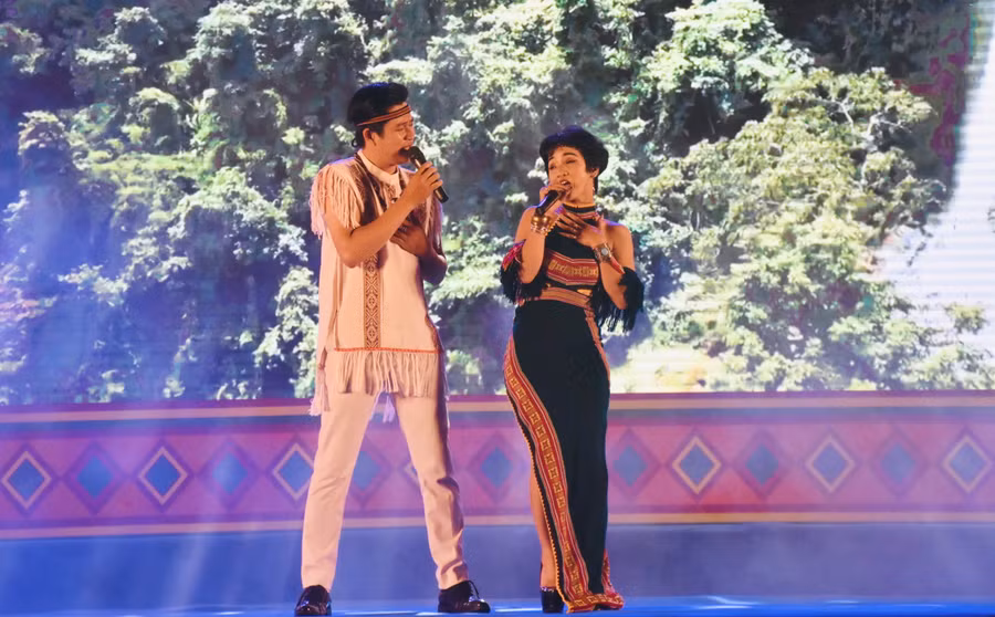 Song ca "Yàng cho anh thương nhớ em rồi" do ca sĩ Minh Hùng-Bích Mận (Nhà hát Ca múa nhạc tổng hợp Đam San) thể hiện. Ảnh: Trần Dung