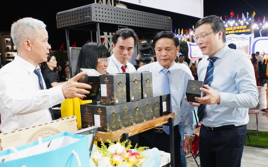 Các đại biểu tham quan gian hàng OCOP tại Ngày hội. Ảnh: Đức Thụy Các đại biểu tham quan gian hàng OCOP tại Ngày hội. Ảnh: Đức Thụy