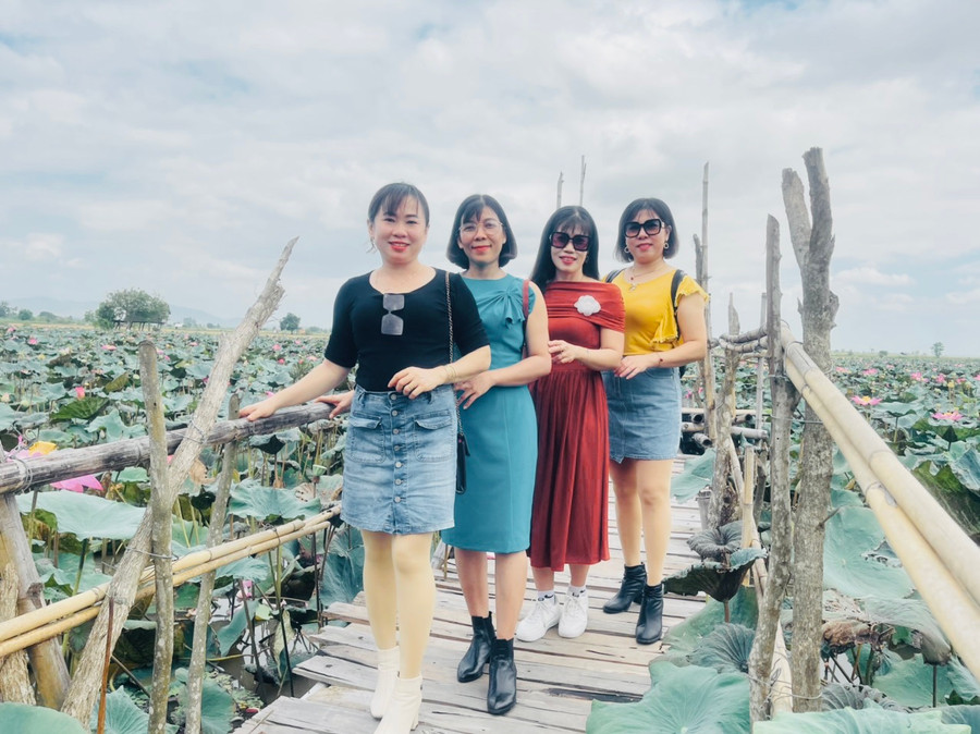 Chị Lại Quang Tường Vi (đứng đầu; tổ 2, phường Đoàn Kết, thị xã Ayun Pa) cùng đồng nghiệp tham quan dã ngoại tại hồ sen Ktoang, xã Ia Yeng. Ảnh: Vũ Chi Chị Lại Quang Tường Vi (đứng đầu; tổ 2, phường Đoàn Kết, thị xã Ayun Pa) cùng đồng nghiệp tham quan dã ngoại tại hồ sen Ktoang, xã Ia Yeng. Ảnh: Vũ Chi