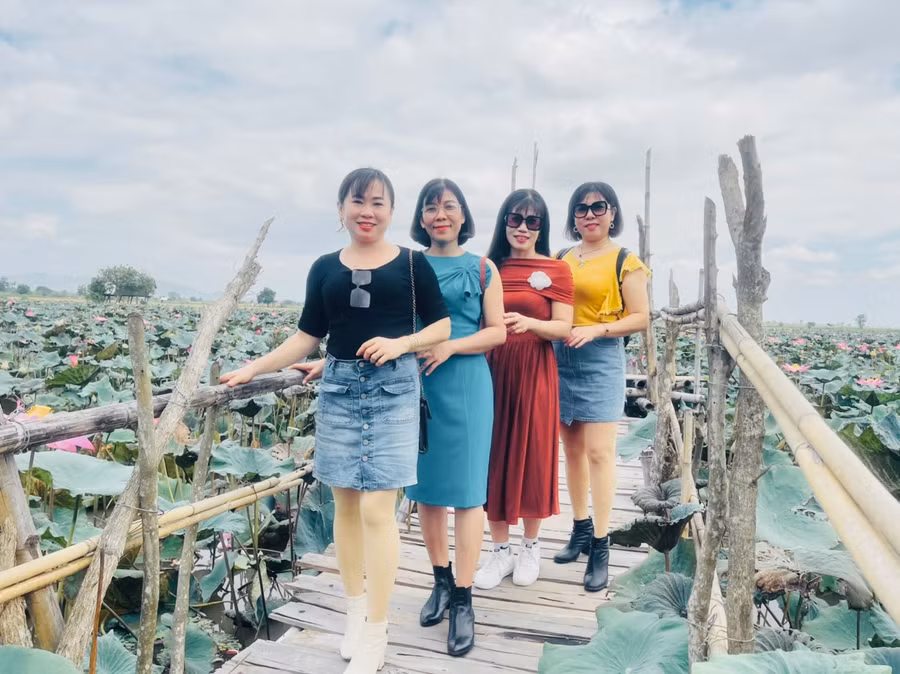 Chị Lại Quang Tường Vi (đứng đầu; tổ 2, phường Đoàn Kết, thị xã Ayun Pa) cùng đồng nghiệp tham quan dã ngoại tại hồ sen Ktoang, xã Ia Yeng. Ảnh: Vũ Chi