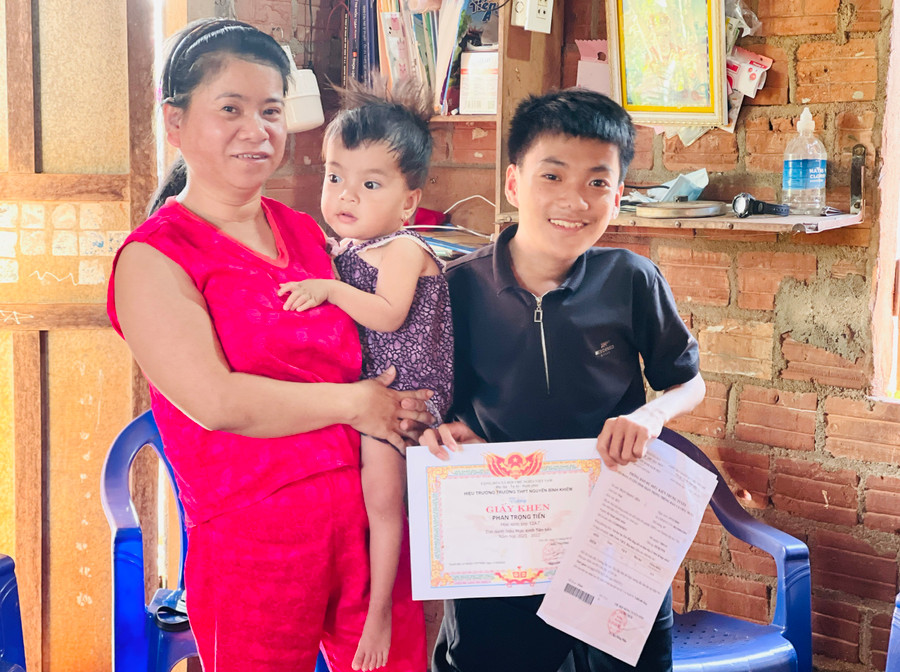 Kết quả học tập của Tiến là niềm vui, niềm tự hào của gia đình, người thân. Ảnh: Trần Dung Kết quả học tập của Tiến là niềm vui, niềm tự hào của gia đình, người thân. Ảnh: Trần Dung