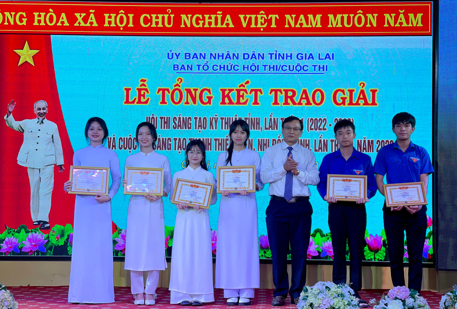 Ban tổ chức trao giải nhất cho 2 nhóm tác giả ở Cuộc thi Sáng tạo thanh thiếu niên, nhi đồng tỉnh lần thứ 11 năm 2023. Ảnh: Trần Dung Ban tổ chức trao giải nhất cho 2 nhóm tác giả ở Cuộc thi Sáng tạo thanh thiếu niên, nhi đồng tỉnh lần thứ 11 năm 2023. Ảnh: Trần Dung