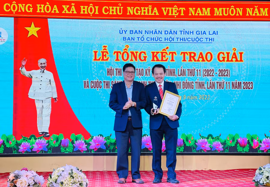 Ban tổ chức trao giải nhất Hội thi Sáng tạo kỹ thuật lần thứ 11 cho tác giả Phạm Tỵ (Bệnh viện Đa khoa tỉnh Gia Lai). Ảnh: Trần Dung