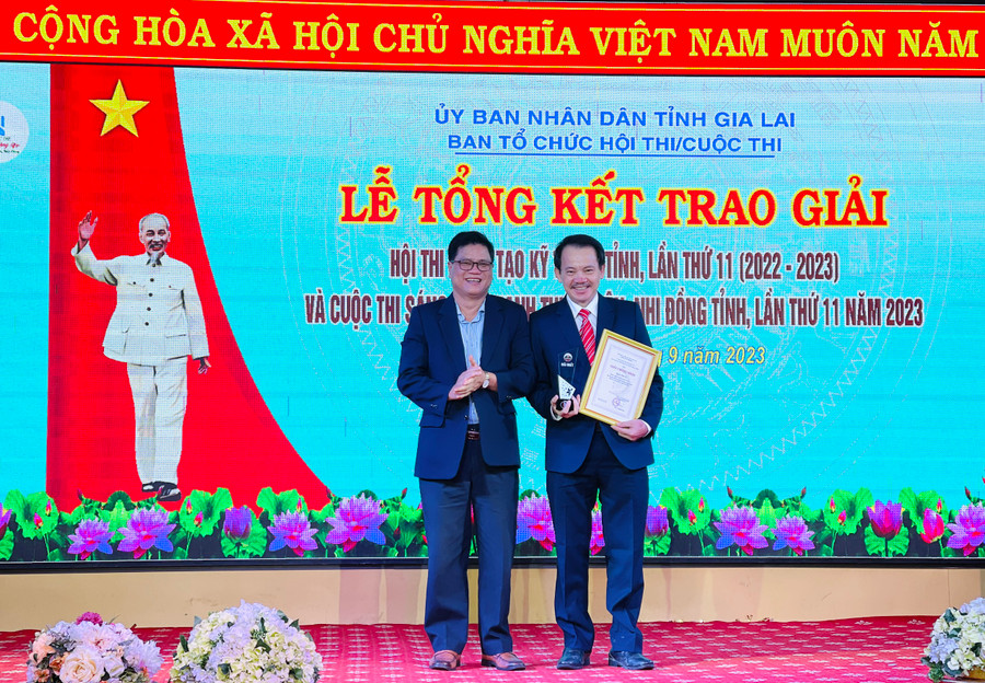 Ban tổ chức trao giải nhất Hội thi Sáng tạo kỹ thuật lần thứ 11 cho tác giả Phạm Tỵ (Bệnh viện Đa khoa tỉnh Gia Lai). Ảnh: Trần Dung Ban tổ chức trao giải nhất Hội thi Sáng tạo kỹ thuật lần thứ 11 cho tác giả Phạm Tỵ (Bệnh viện Đa khoa tỉnh Gia Lai). Ảnh: Trần Dung