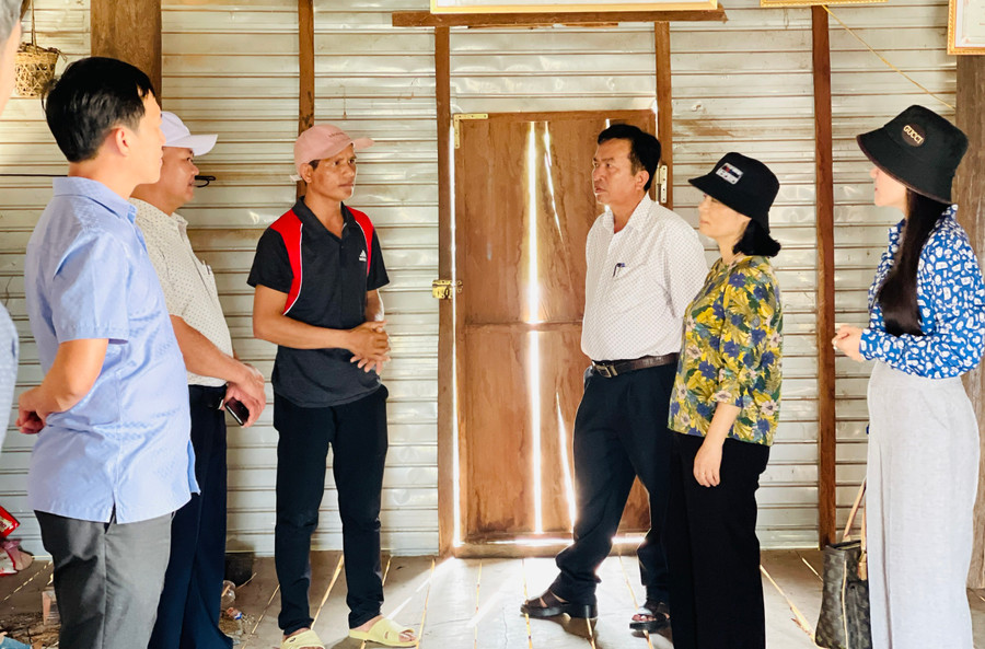 Đoàn công tác khảo sát tại làng Bi Giông, xã Pờ Tó. Ảnh: Trần Dung Đoàn công tác khảo sát tại làng Bi Giông, xã Pờ Tó. Ảnh: Trần Dung