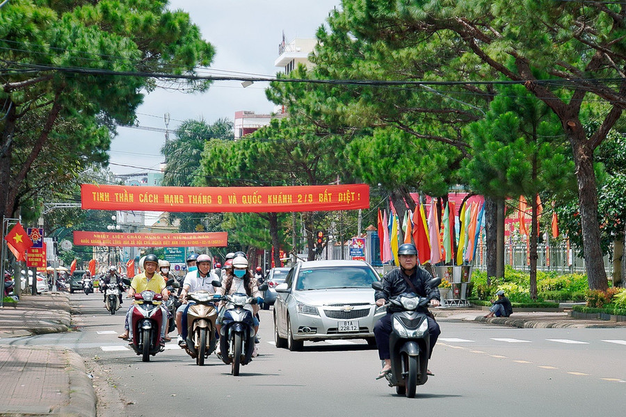 Phố phường Gia Lai khoác lên màu áo mới với cờ, hoa, băng rôn, biểu ngữ, hân hoan đón Tết Độc lập. Ảnh: Đức Thụy
