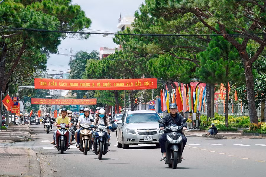 Phố phường Gia Lai khoác lên màu áo mới với cờ, hoa, băng rôn, biểu ngữ, hân hoan đón Tết Độc lập. Ảnh: Đức Thụy Phố phường Gia Lai khoác lên màu áo mới với cờ, hoa, băng rôn, biểu ngữ, hân hoan đón Tết Độc lập. Ảnh: Đức Thụy