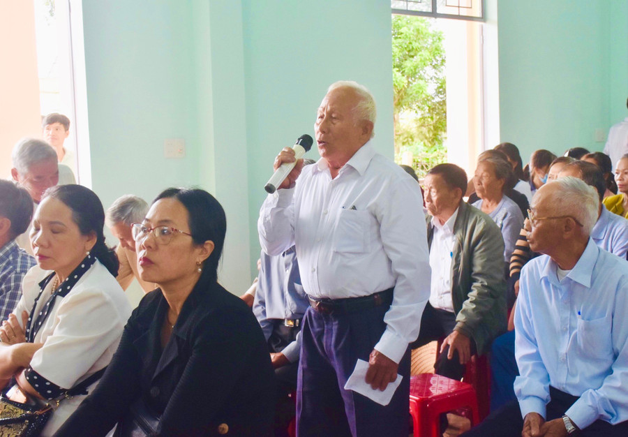 Ông Nguyễn Tẩu (cử tri thôn 1, xã Nam Yang) kiến nghị về các chính sách cho người có công. Ảnh: Trần Dung