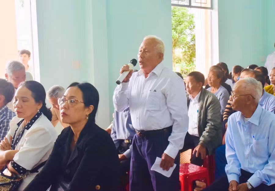 Ông Nguyễn Tẩu (cử tri thôn 1, xã Nam Yang) kiến nghị về các chính sách cho người có công. Ảnh: Trần Dung