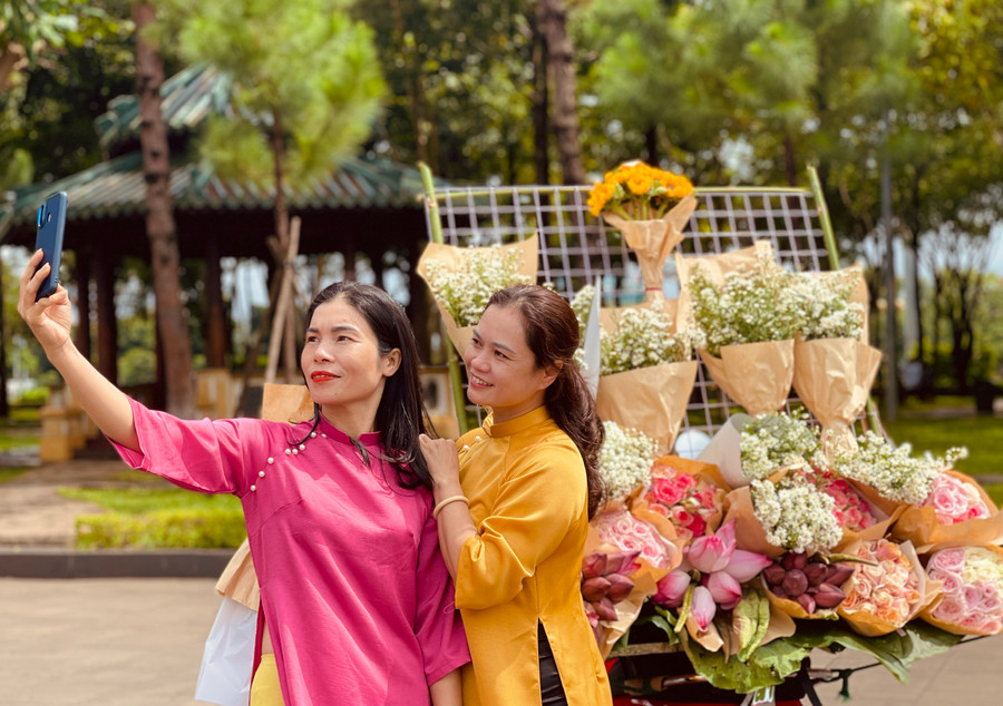 Người dân và du khách yêu thích vẻ đẹp của mùa thu Hà Nội được thỏa sức chiêm ngưỡng và chụp hình lưu niệm. Ảnh: Mai Ka