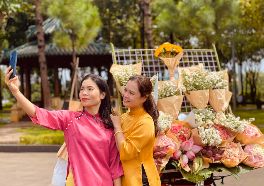 Người dân và du khách yêu thích vẻ đẹp của mùa thu Hà Nội được thỏa sức chiêm ngưỡng và chụp hình lưu niệm. Ảnh: Mai Ka