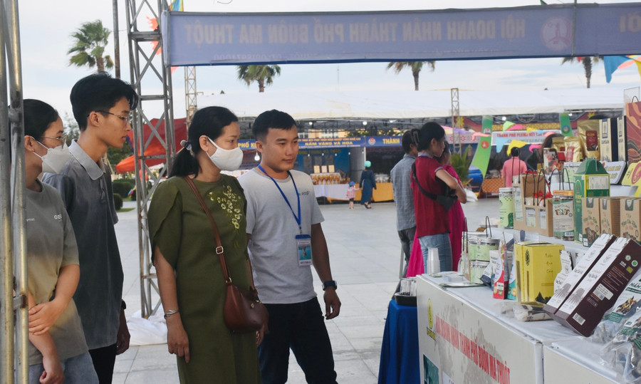 Gian hàng đặc sản trái cây sấy của vùng đất Buôn Ma Thuột thu hút người dân phố biển Tuy Hòa. Ảnh:Trần Dung Gian hàng đặc sản trái cây sấy của vùng đất Buôn Ma Thuột thu hút người dân phố biển Tuy Hòa. Ảnh:Trần Dung