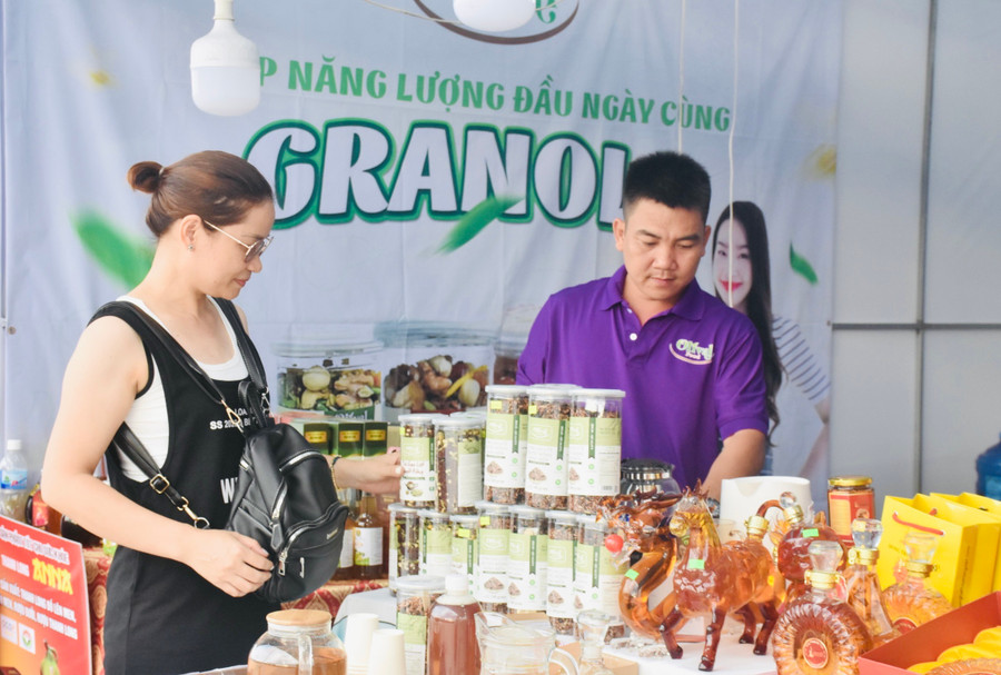 Gian hàng của TP. Tuy Hòa (tỉnh Phú Yên) thu hút du khách. Ảnh: Trần Dung Gian hàng của TP. Tuy Hòa (tỉnh Phú Yên) thu hút du khách. Ảnh: Trần Dung