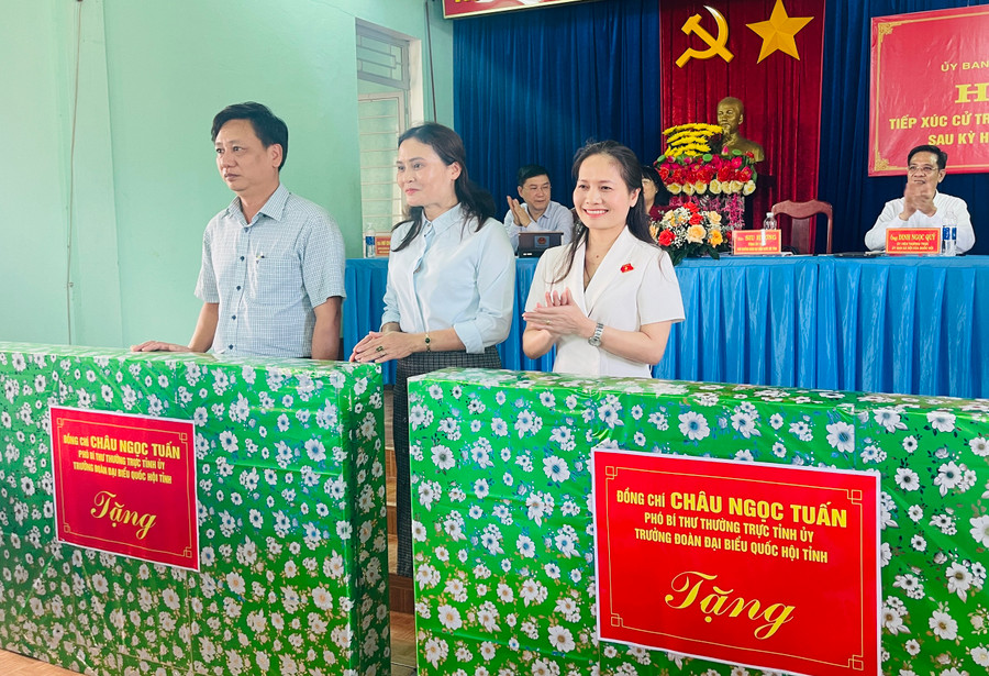 2 đơn vị trường học trên địa bàn huyện Chư Sê nhận quà của Phó Bí thư Thường trực Tỉnh ủy, Trưởng Đoàn đại biểu Quốc hội tỉnh Châu Ngọc Tuấn. Ảnh: Trần Dung 2 đơn vị trường học trên địa bàn huyện Chư Sê nhận quà của Phó Bí thư Thường trực Tỉnh ủy, Trưởng Đoàn đại biểu Quốc hội tỉnh Châu Ngọc Tuấn. Ảnh: Trần Dung