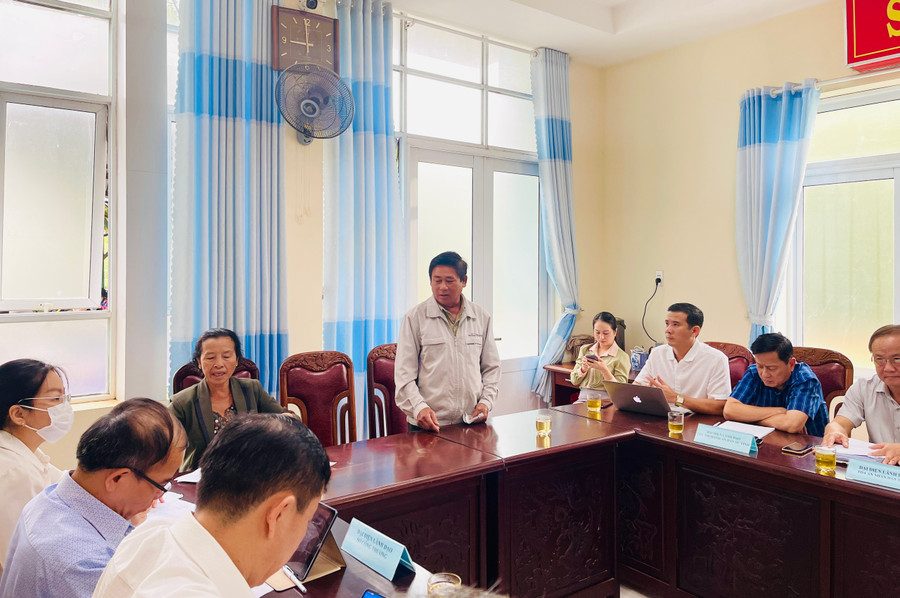 Người dân xã An Phú (TP. Pleiku) kiến nghị về việc tranh chấp quyền sử dụng đất. Ảnh: Trần Dung