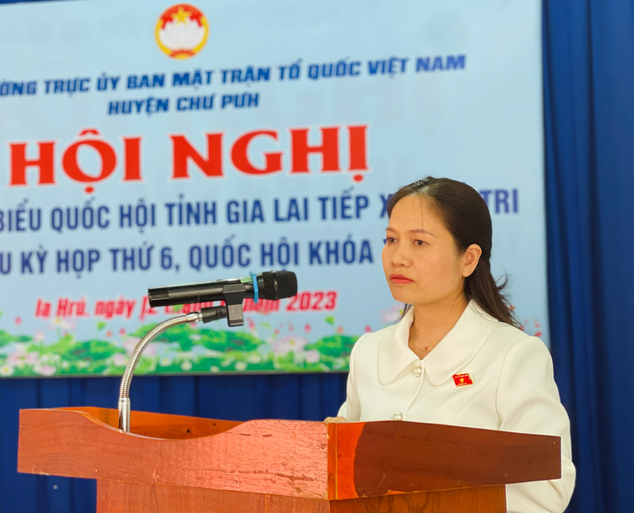 Phó Trưởng đoàn chuyên trách Đoàn đại biểu Quốc hội tỉnh Siu Hương phát biểu tại buổi tiếp xúc cử tri. Ảnh: Trần Dung