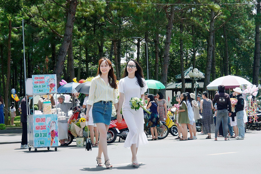 Người dân hân hoan vui Tết Độc lập. Ảnh: Đức Thụy